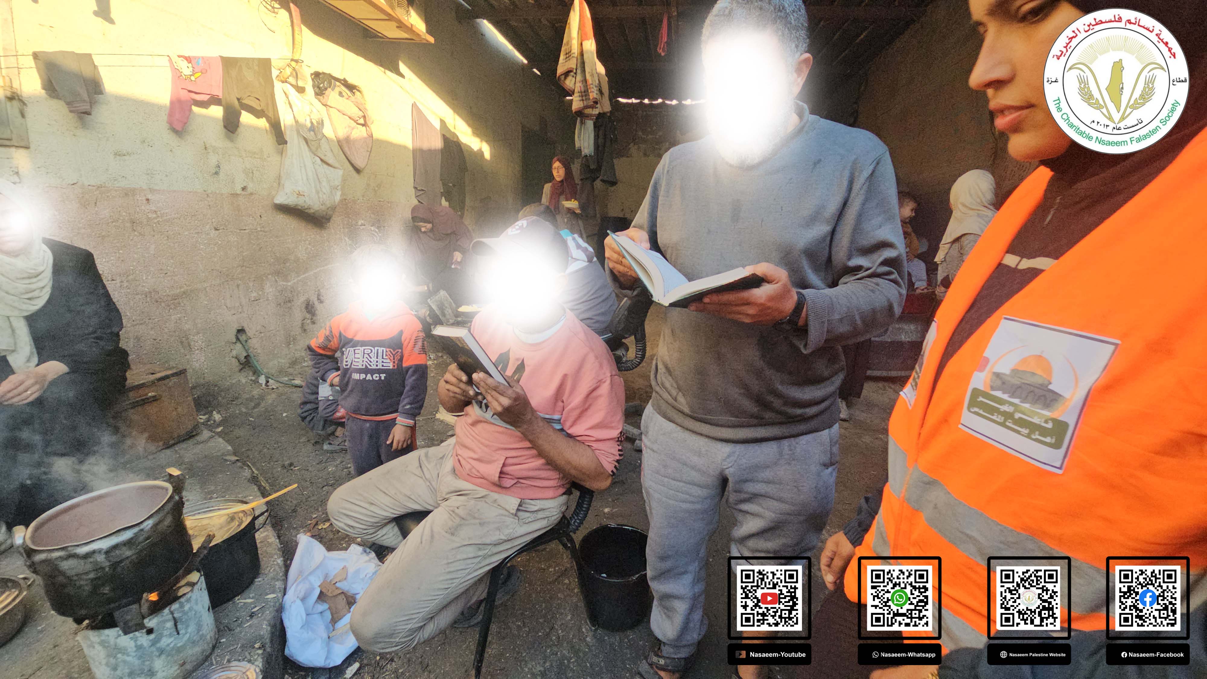 توزيع مصاحف القرآن الكريم على النازحين داخل مراكز الإيواء