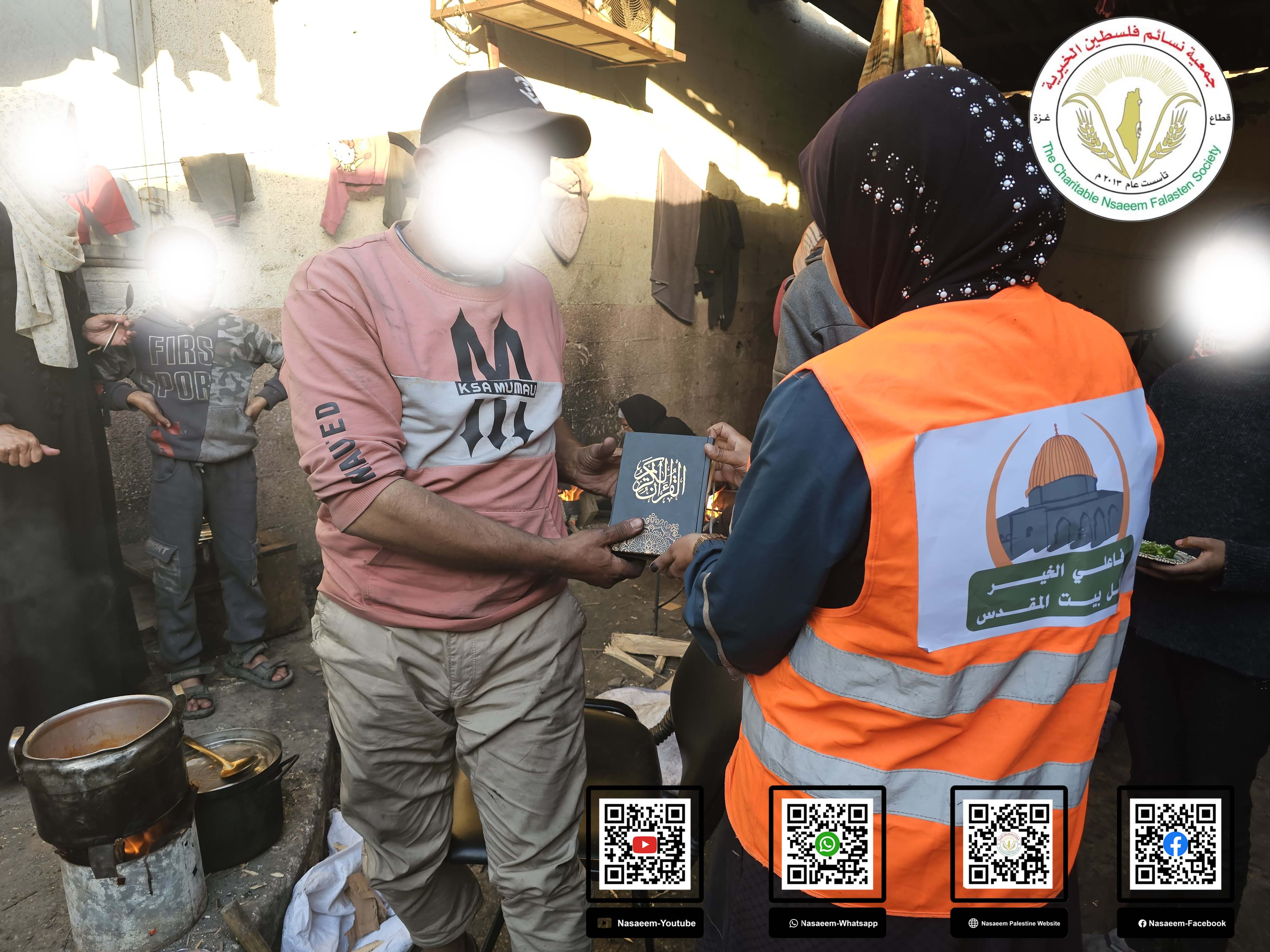 توزيع مصاحف القرآن الكريم على النازحين داخل مراكز الإيواء