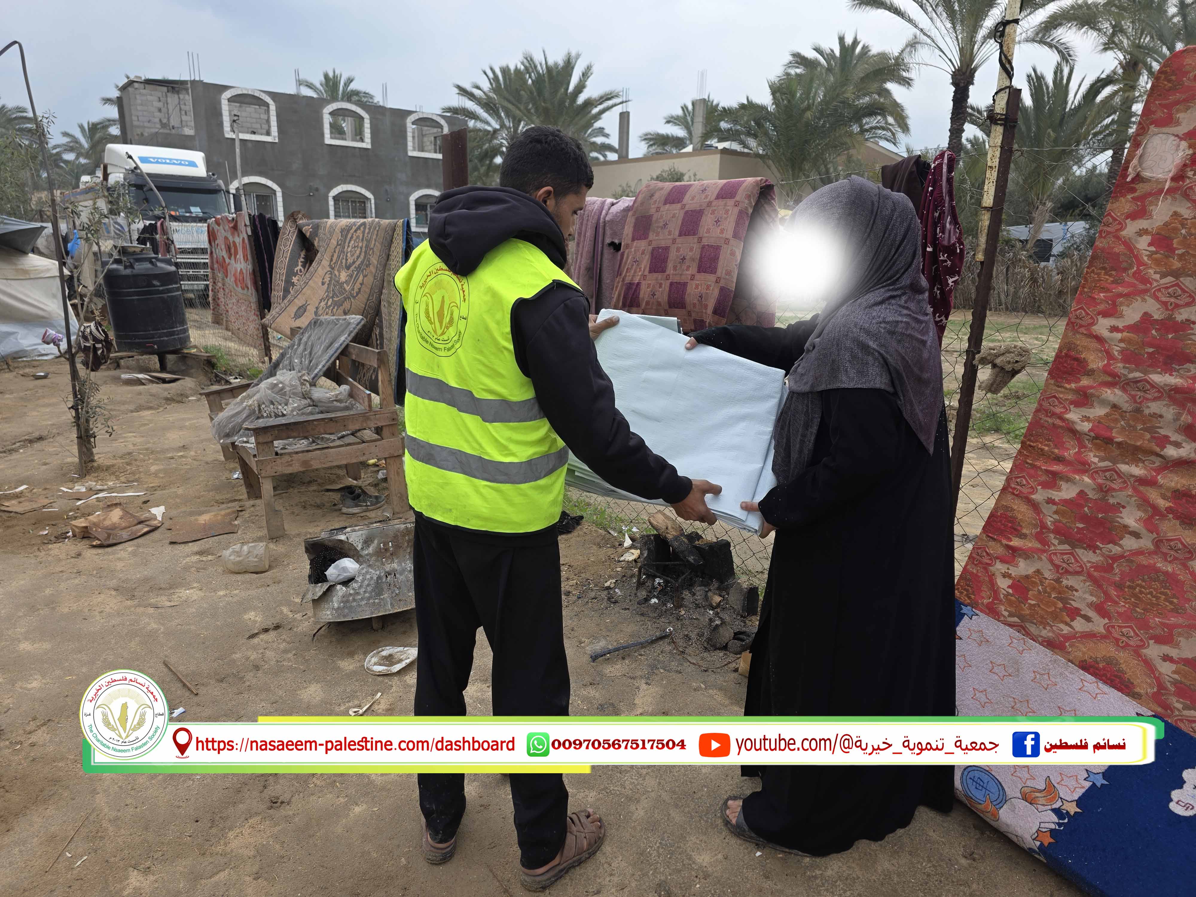 توزيع الشوادر على أصحاب الخيام المهترئة