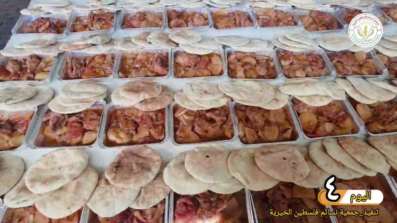 اليوم الرابع اعداد وتوزيع الوجبات الساخنة على النازحين في غزة