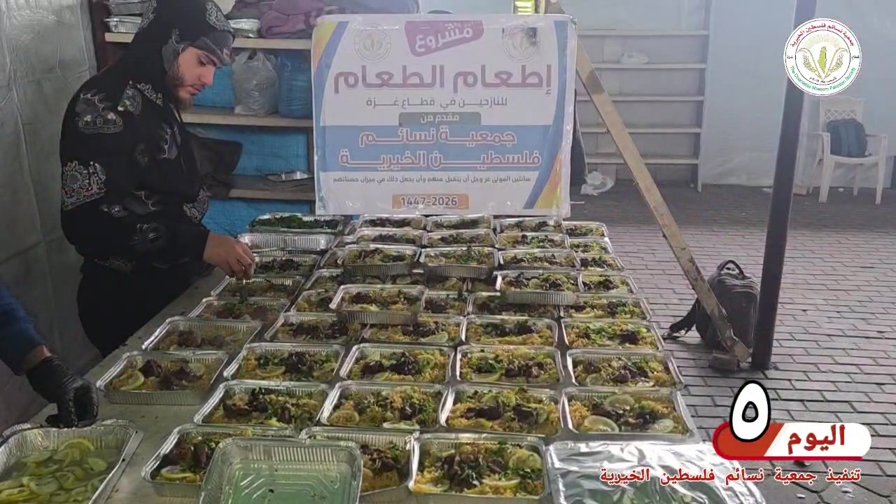 اليوم الخامس اعداد وتوزيع الوجبات الساخنة على النازحين في غزة