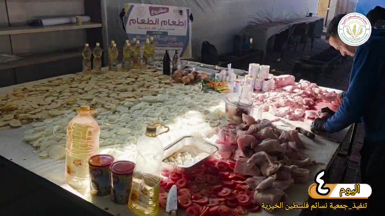 اليوم الرابع اعداد وتوزيع الوجبات الساخنة على النازحين في غزة