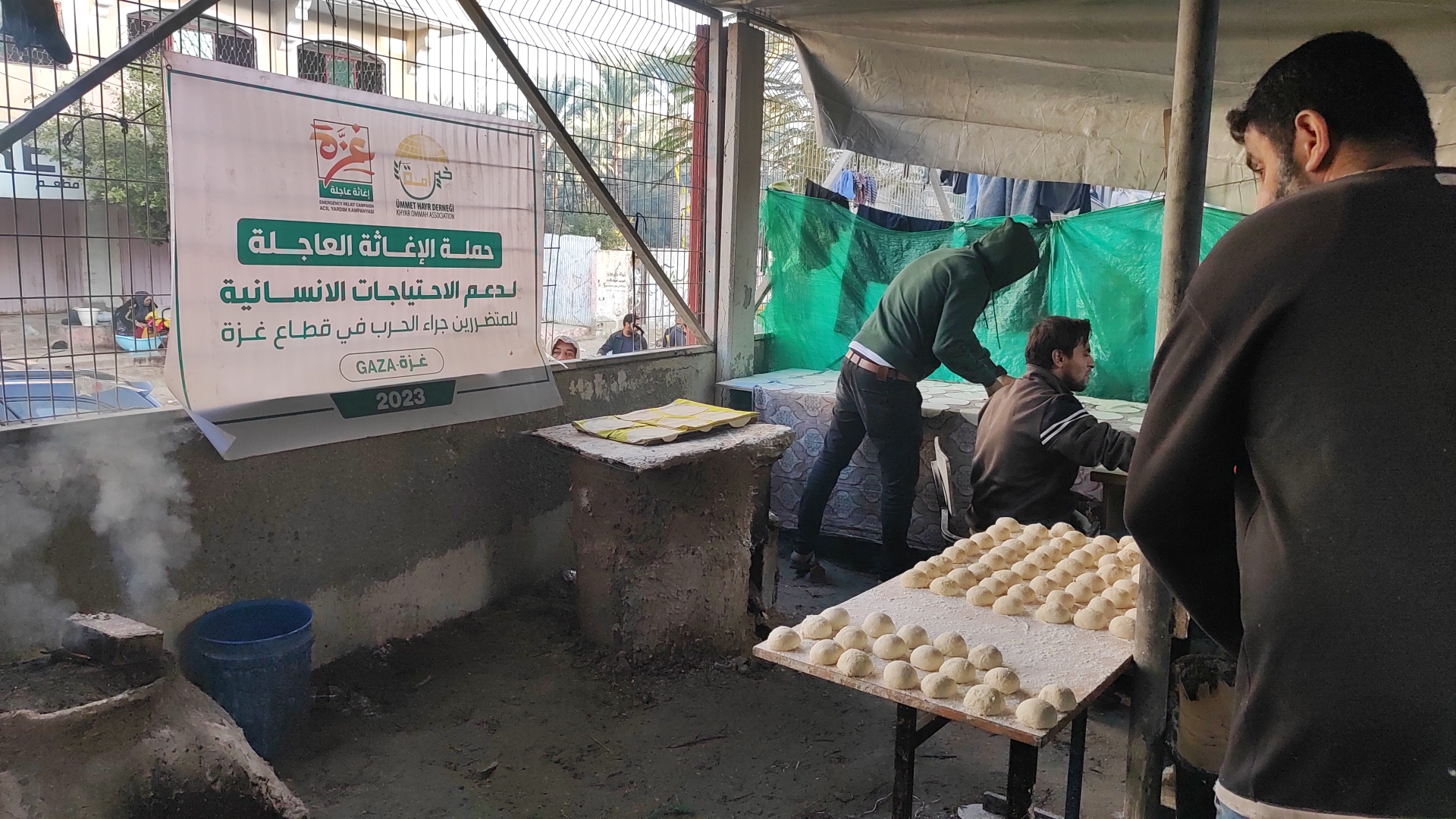 مشروع إعداد وتوزيع الخبز على النازحين في غزة