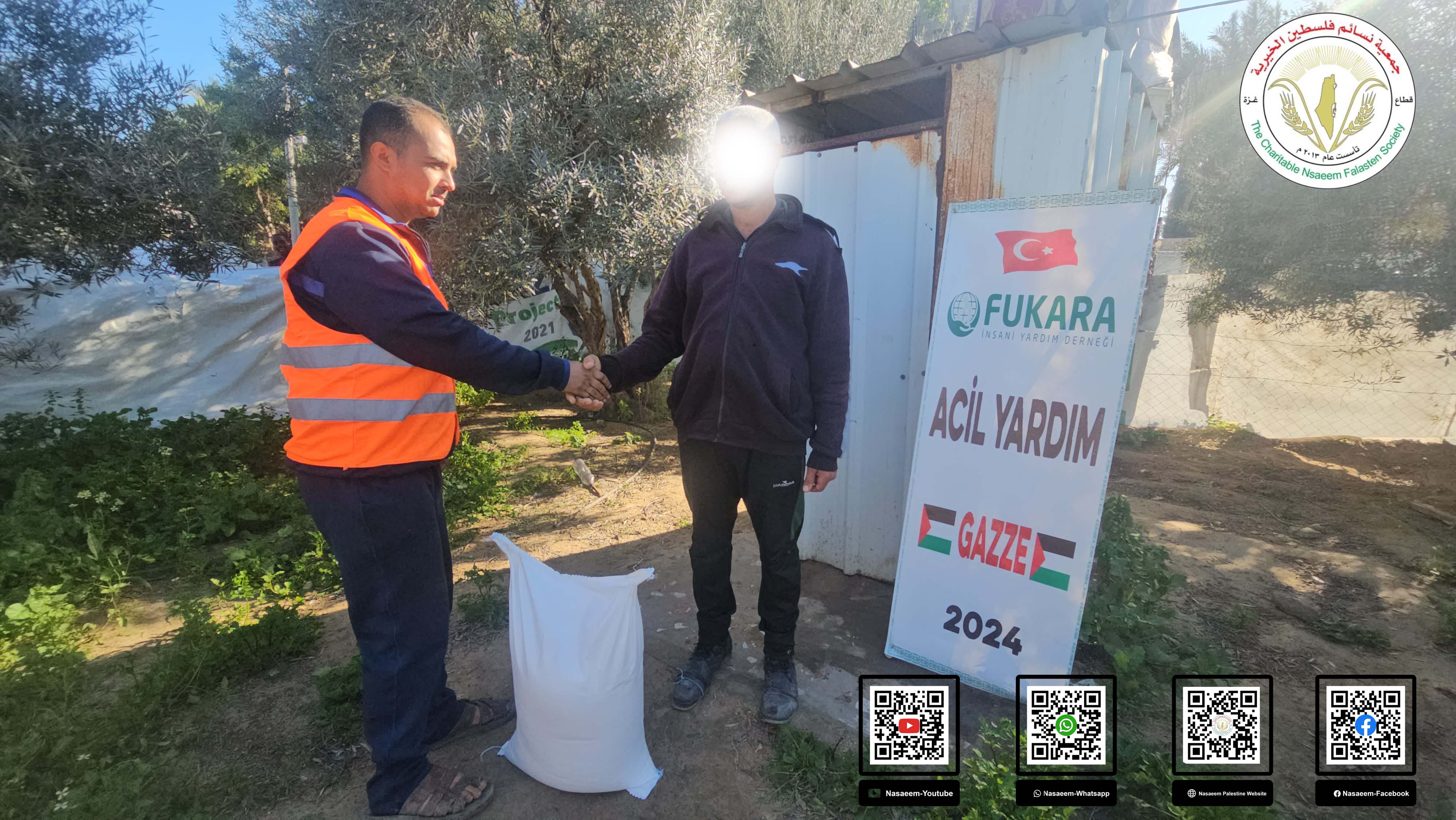 مشروع توزيع الطحين على الأسر النازحة بغزة