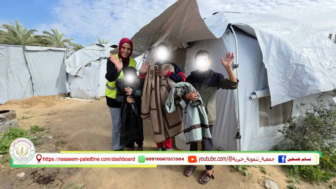 مشروع توزيع العباءات على كبار السن والنساء والأطفال في مراكز الايواء والخيام خلال المنخفض الجوي