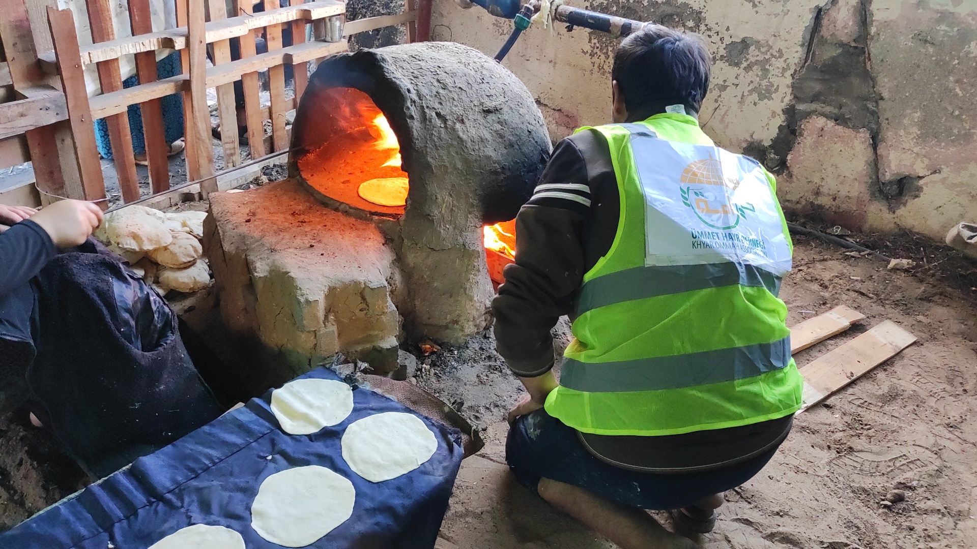 مشروع إعداد وتوزيع الخبز على النازحين في غزة