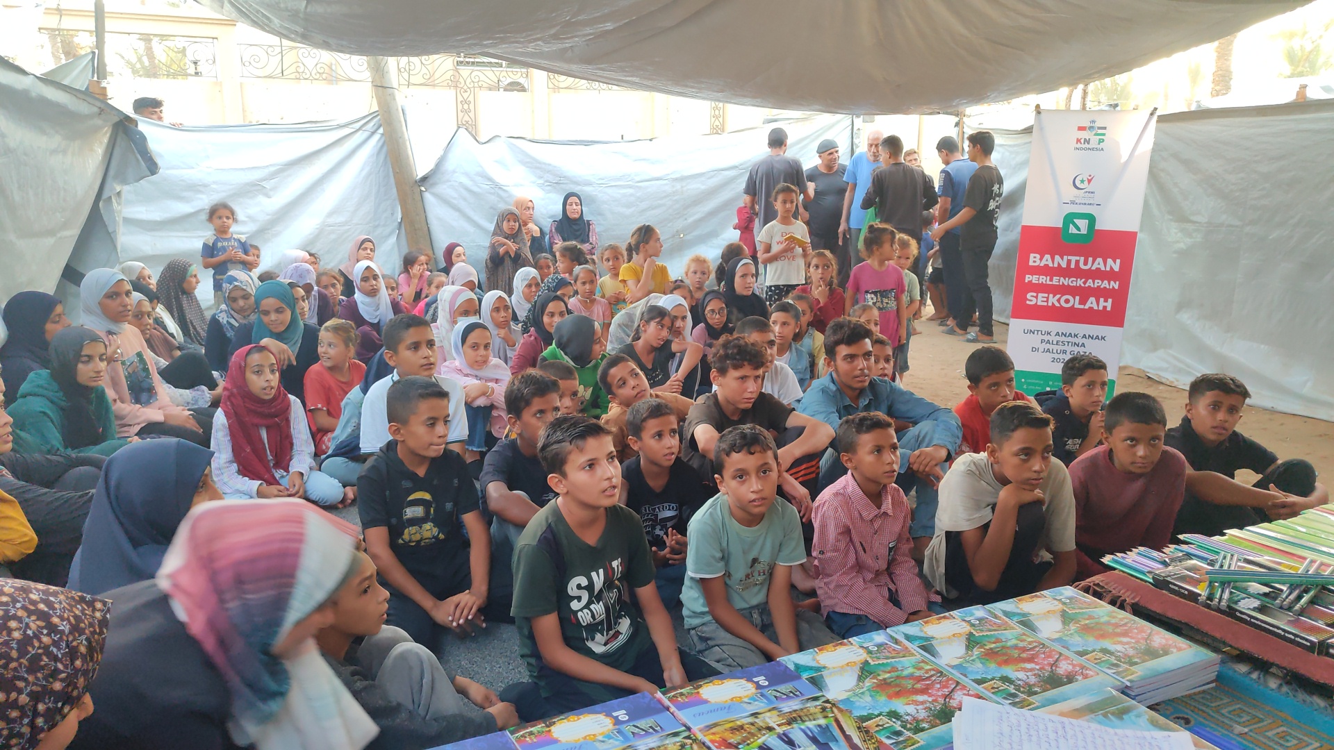 مشروع توزيع القرطاسية المدرسية على الطلاب والطالبات